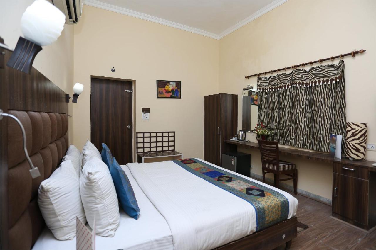 Hotel Oyo Flagship The Marc Blu Tājganj Exterior foto