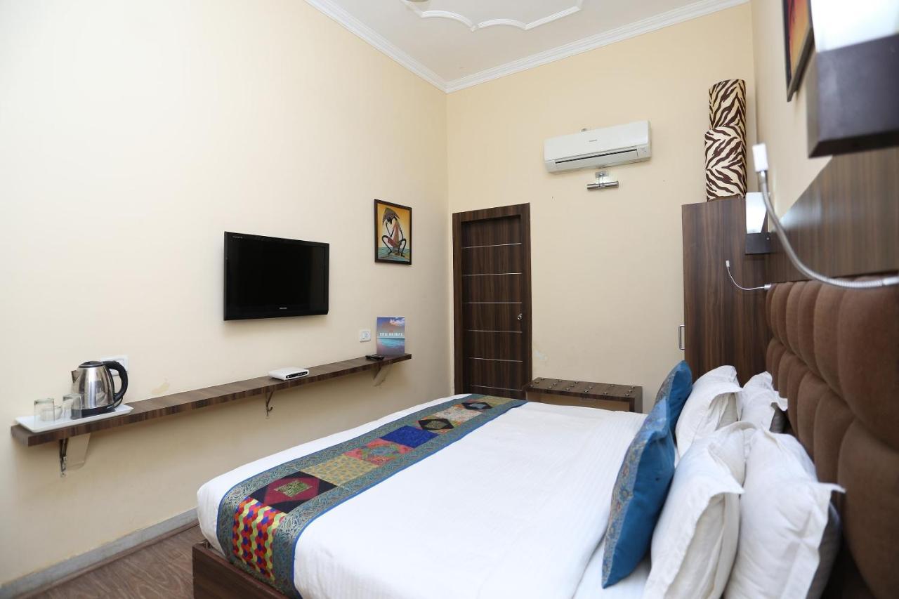 Hotel Oyo Flagship The Marc Blu Tājganj Exterior foto